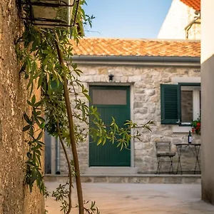 Small Stone House Luka Apartment